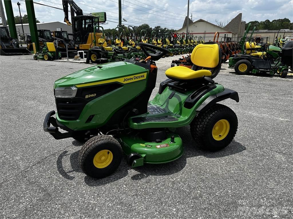John Deere S240 Kompakte traktorer