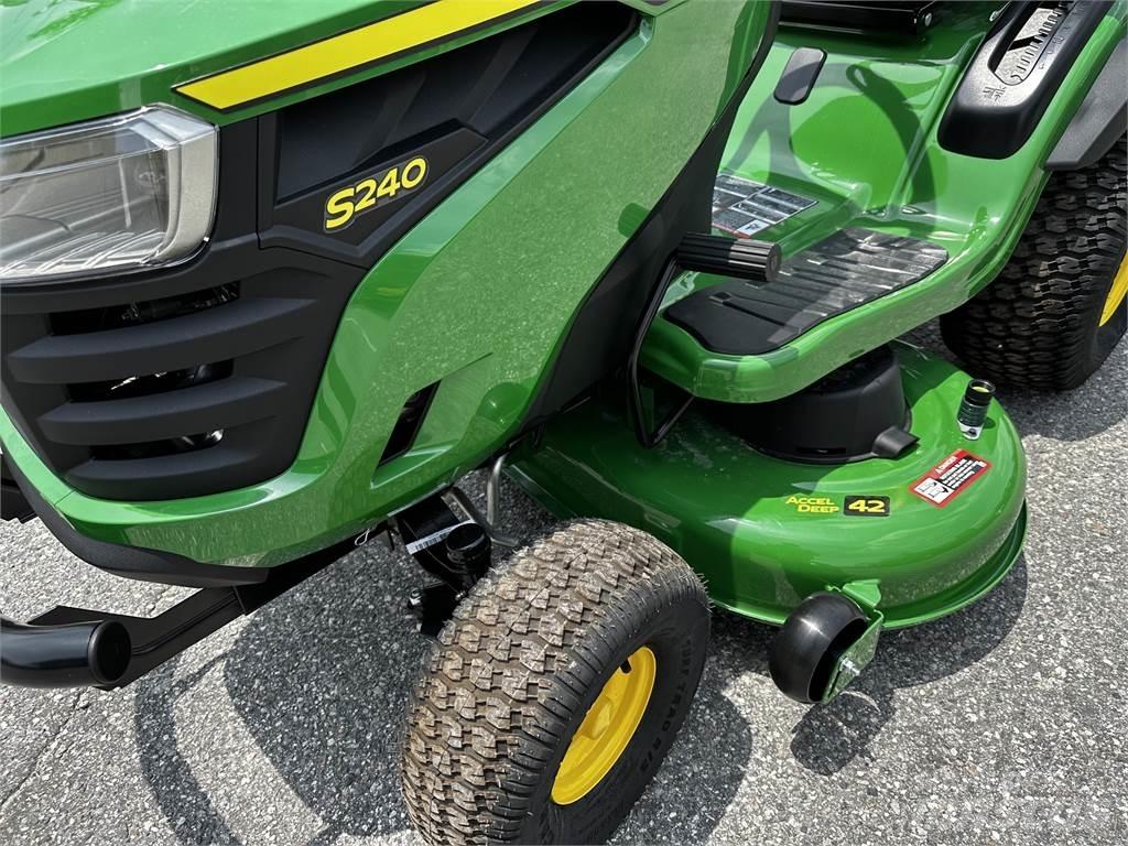 John Deere S240 Kompakte traktorer