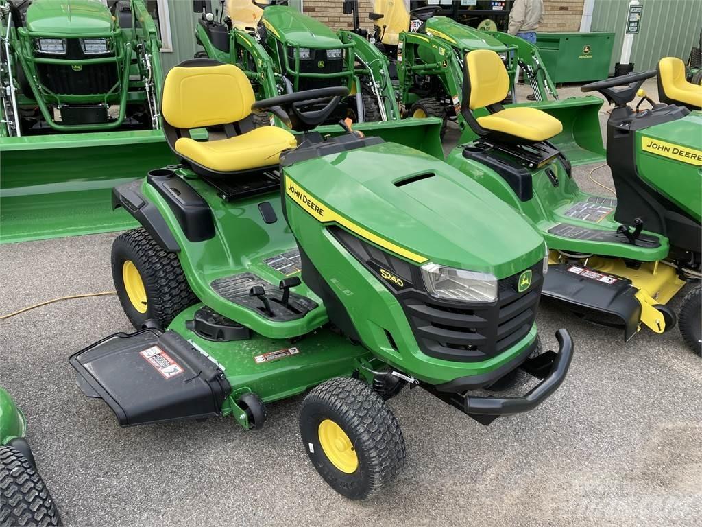John Deere S240 Kompakte traktorer