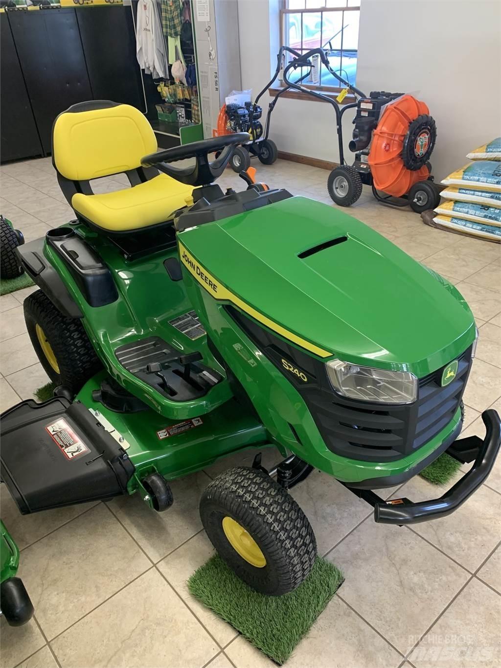 John Deere S240 Kompakte traktorer