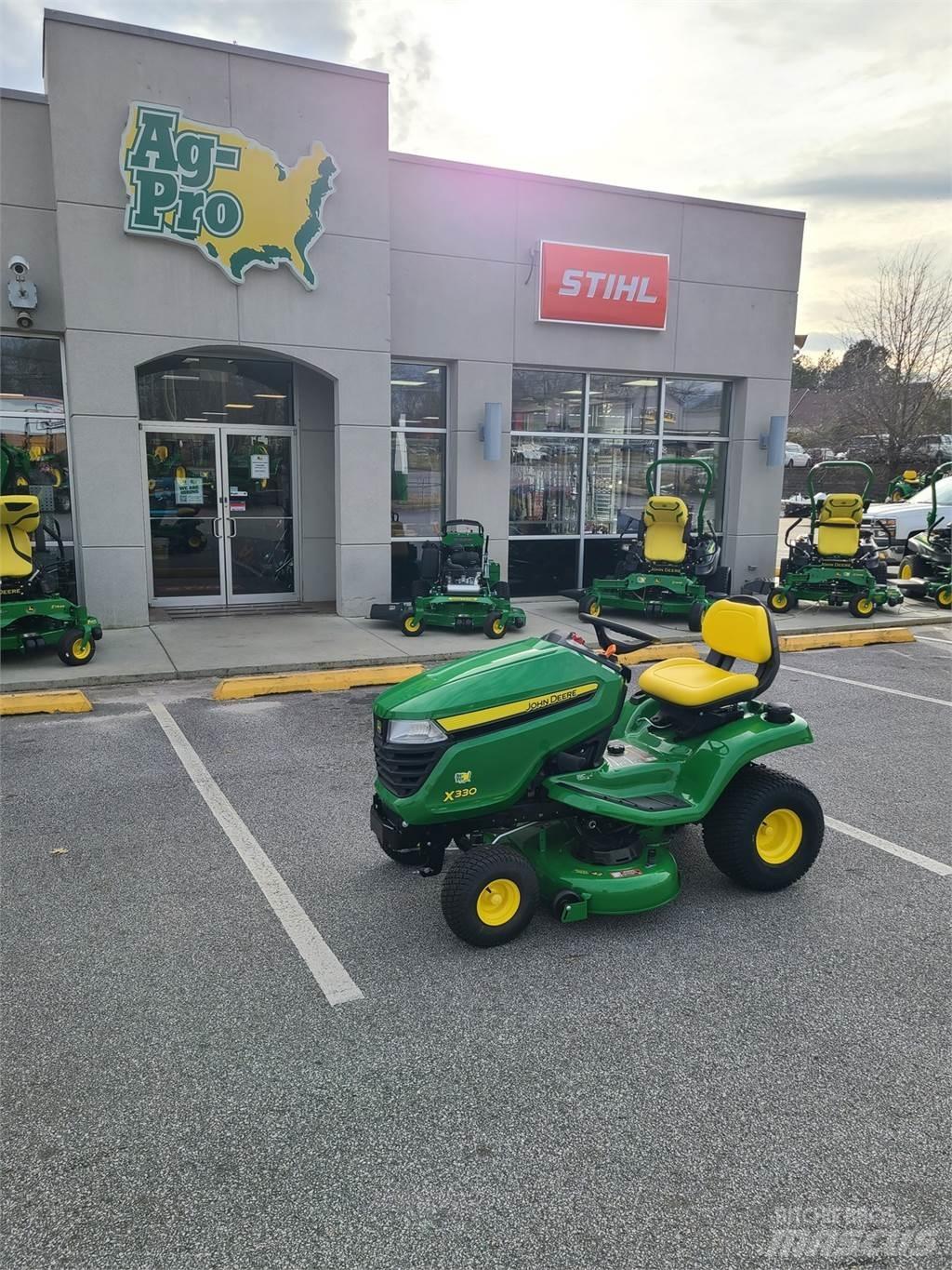 John Deere X330 Kompakte traktorer