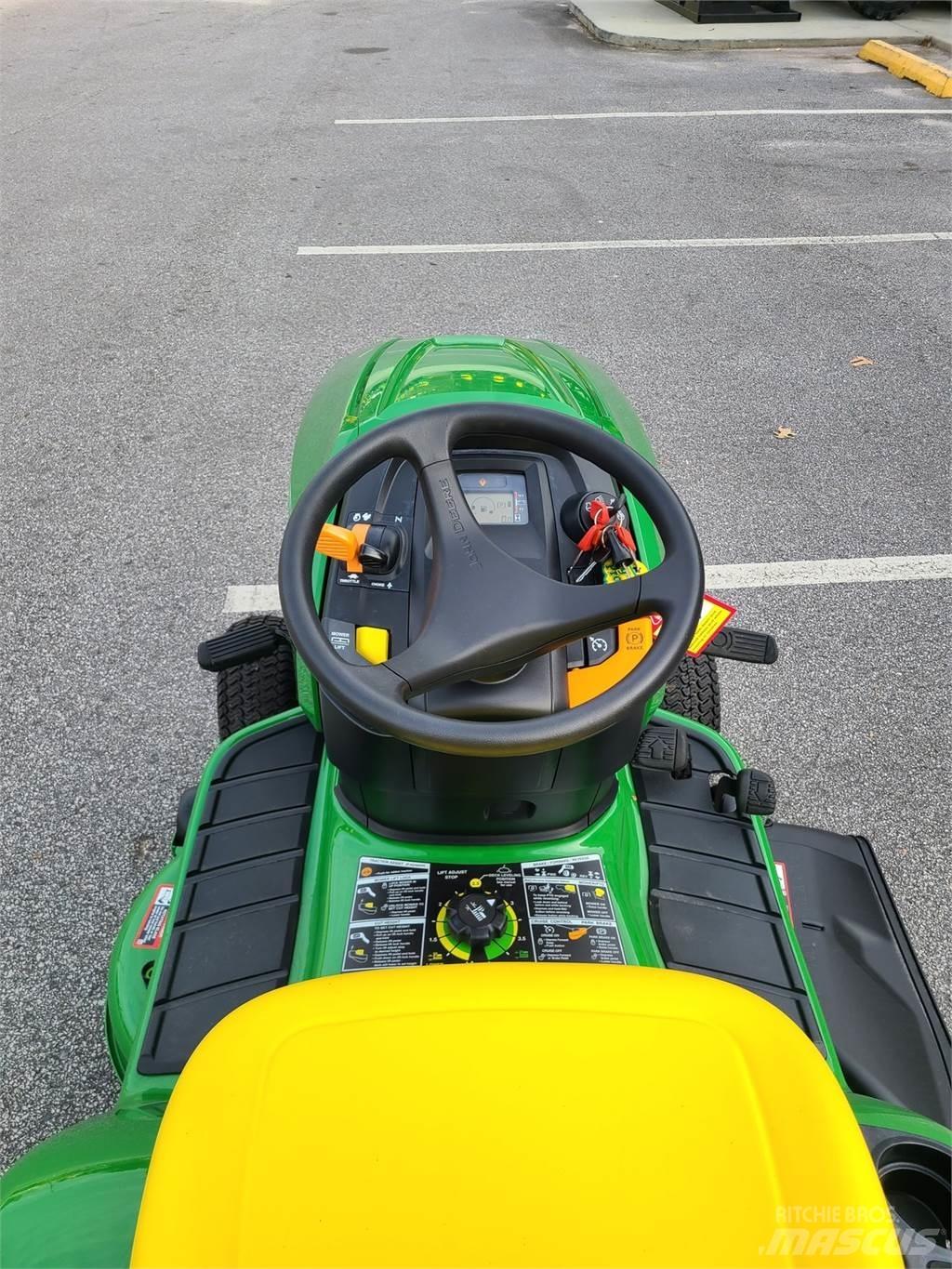 John Deere X330 Kompakte traktorer