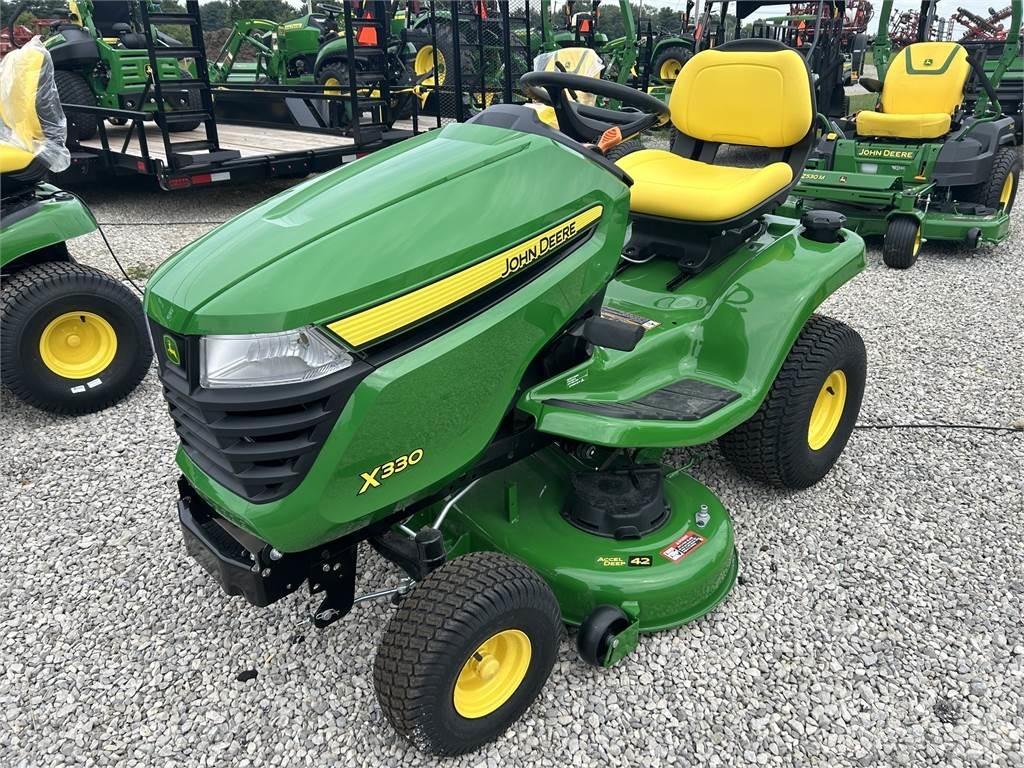 John Deere X330 Kompakte traktorer