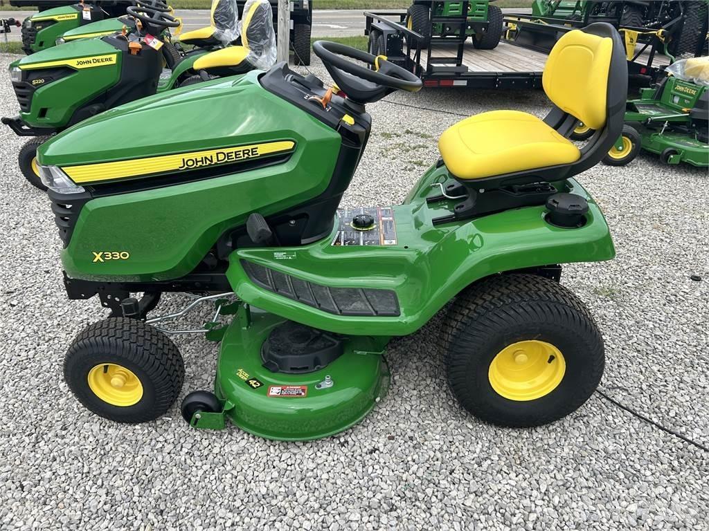 John Deere X330 Kompakte traktorer