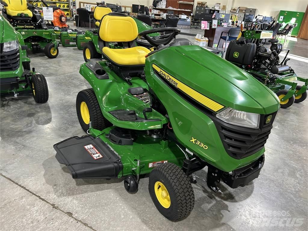 John Deere X330 Kompakte traktorer