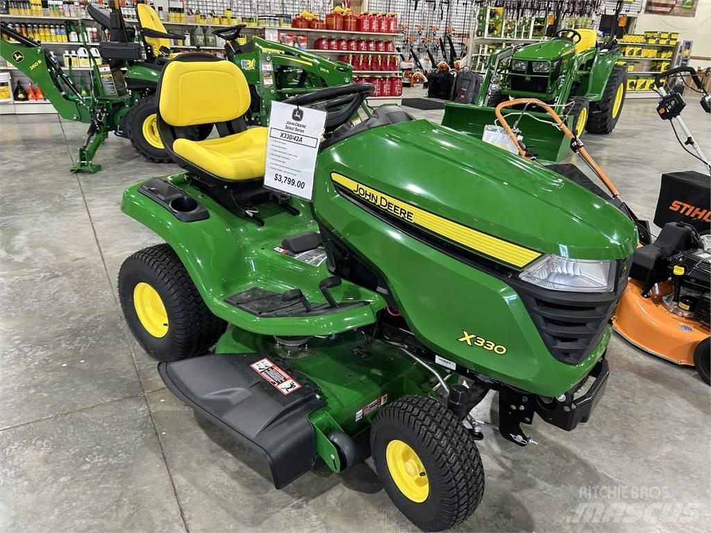 John Deere X330 Kompakte traktorer