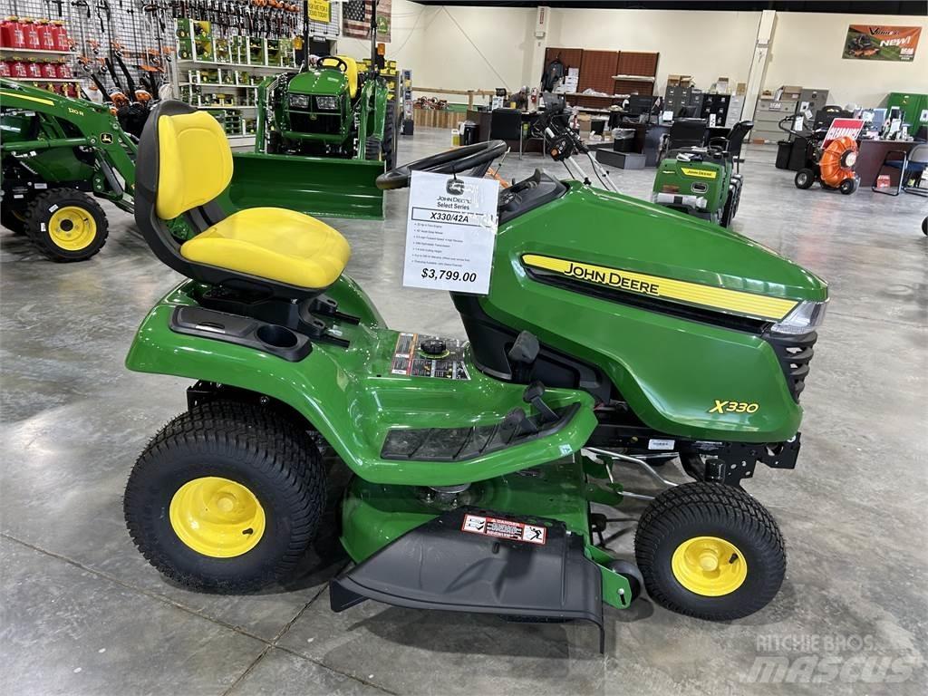 John Deere X330 Kompakte traktorer