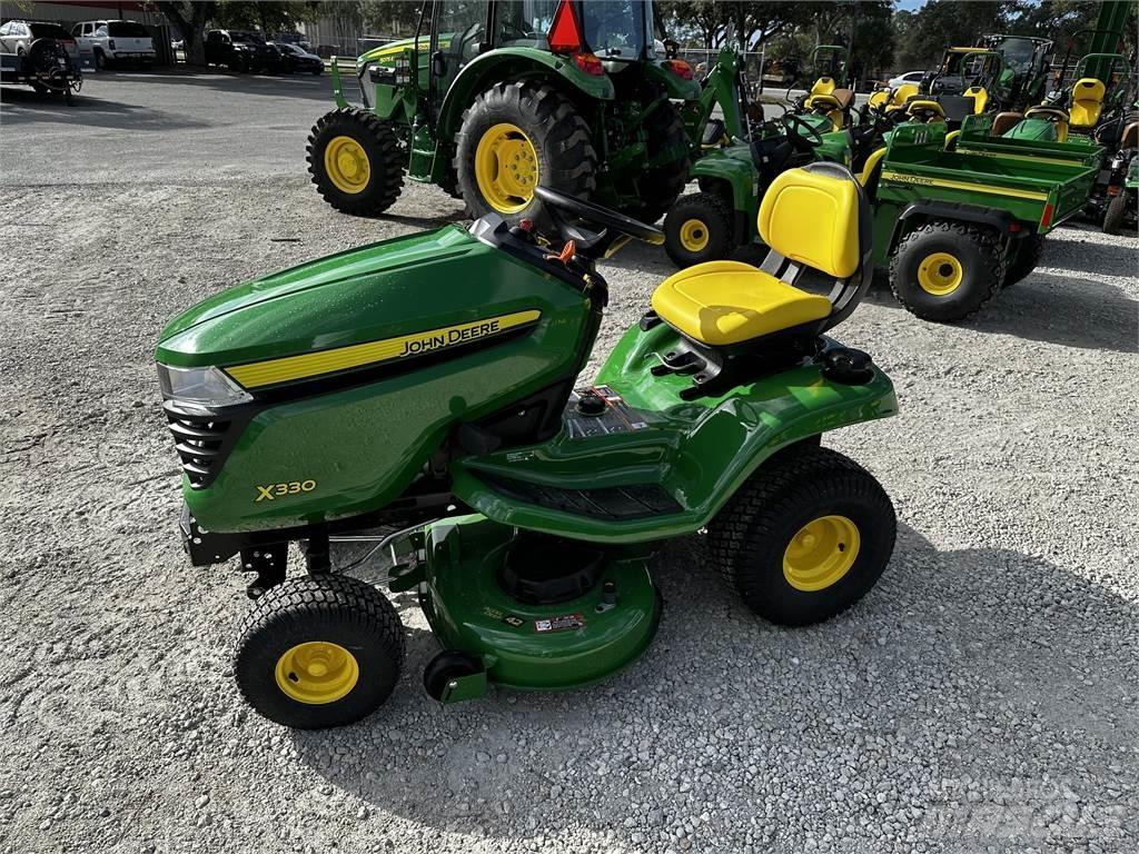 John Deere X330 Kompakte traktorer