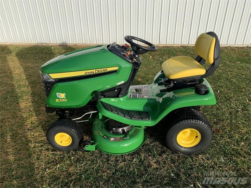 John Deere X330 Kompakte traktorer