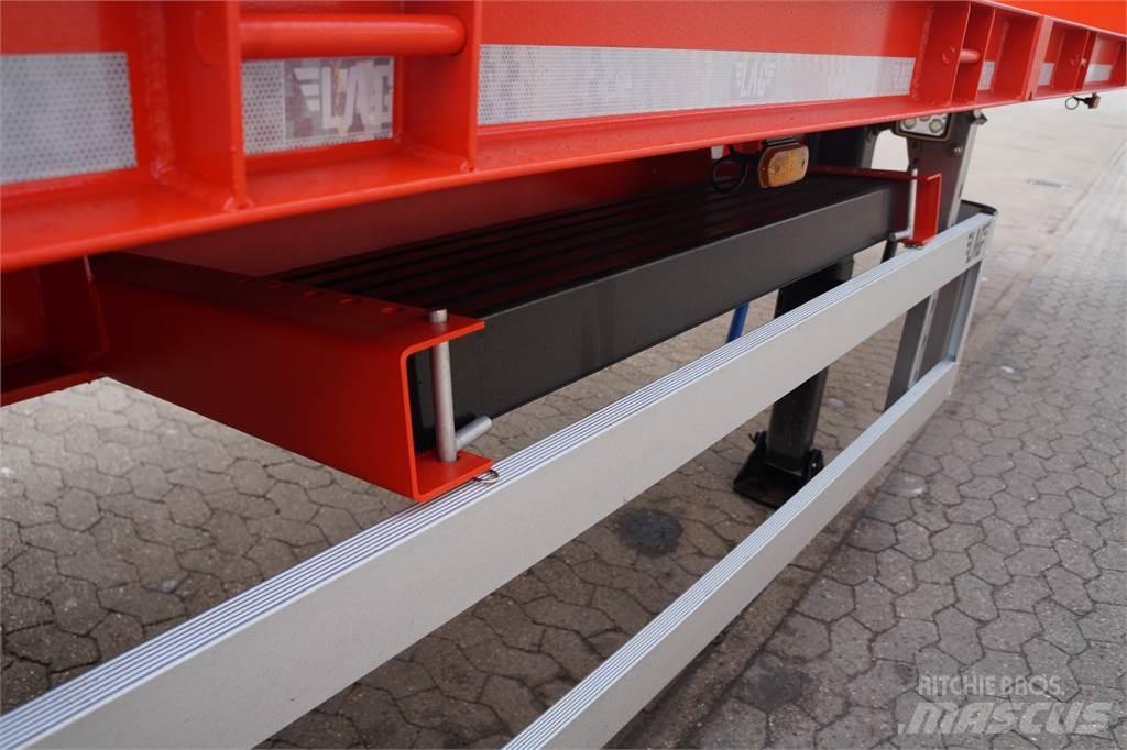 LAG  Semi-trailer med lad/flatbed