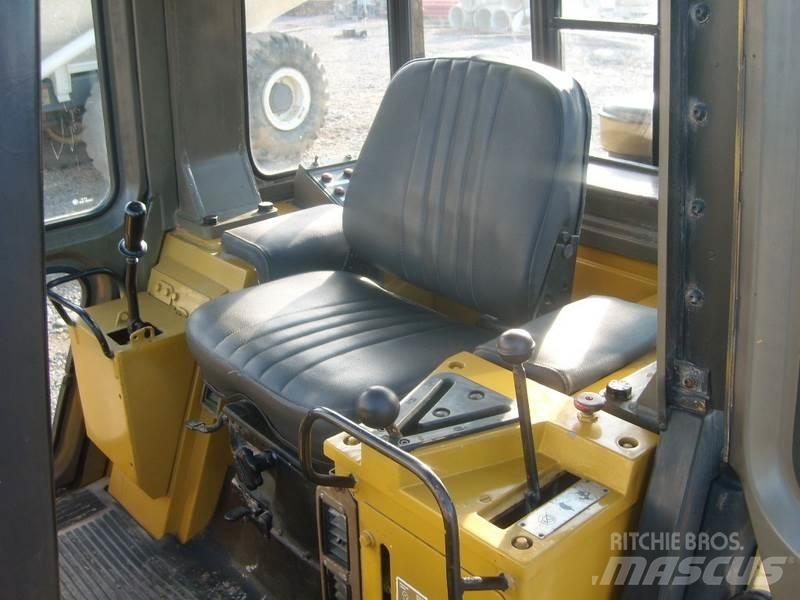 CAT 943 Larvebåndslæssere