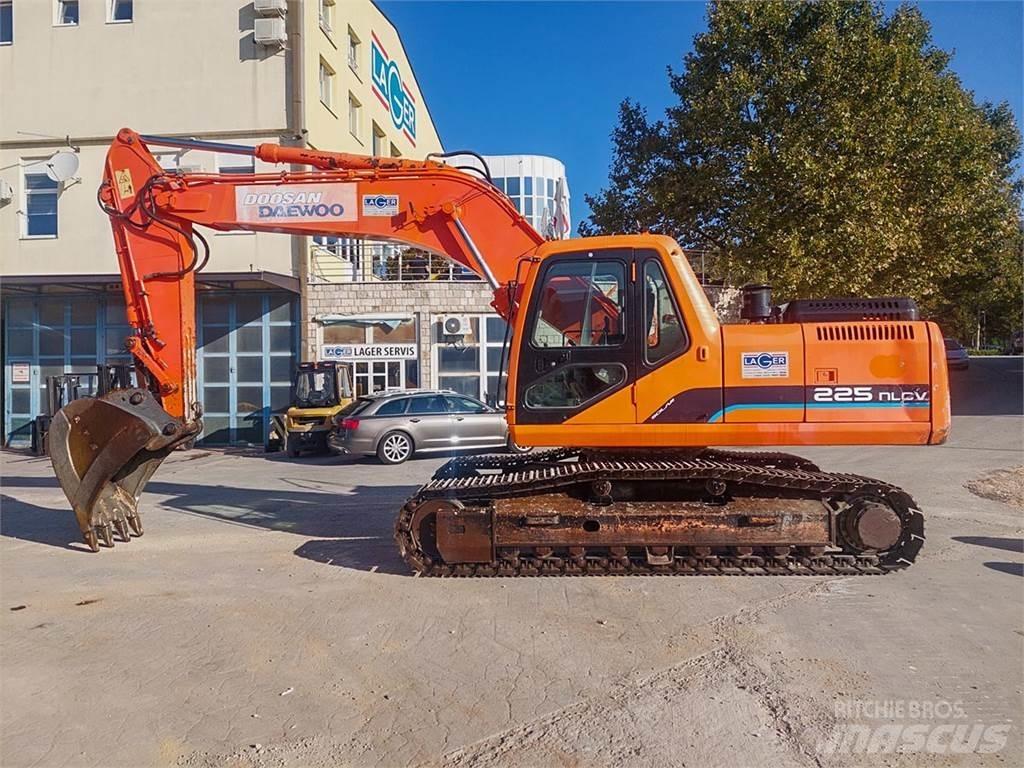 Doosan SOLAR 225NLC-V Gravemaskiner på larvebånd