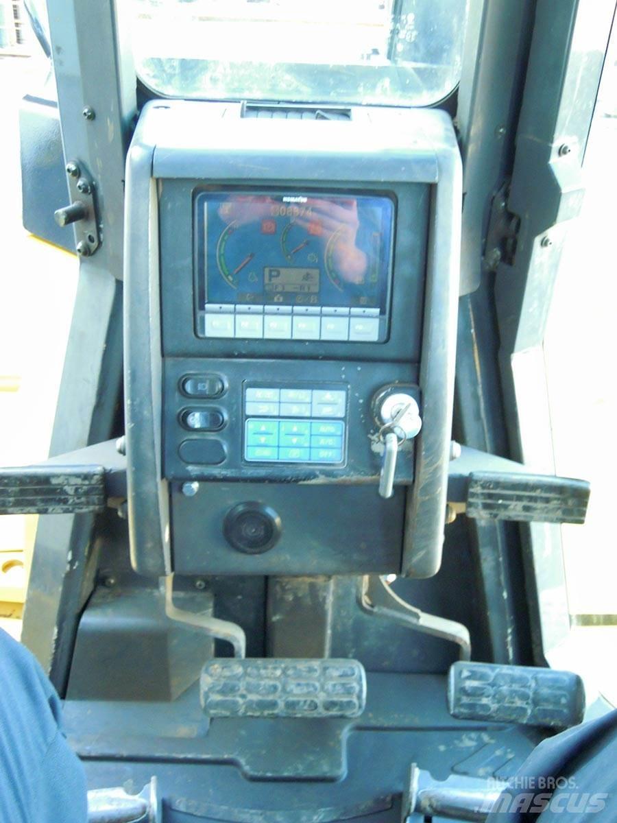 Komatsu D155AX-6 Bulldozer på larvebånd