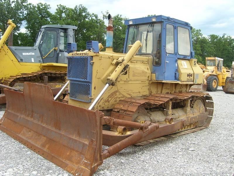 Komatsu D65E-8 Bulldozer på larvebånd