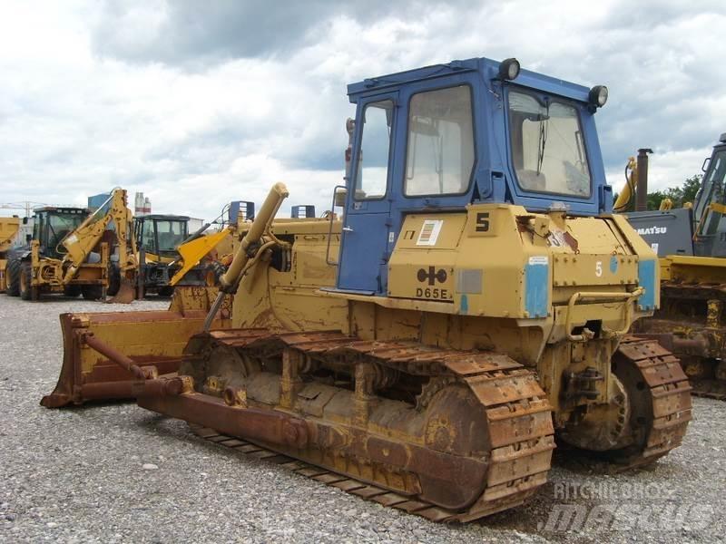 Komatsu D65E-8 Bulldozer på larvebånd