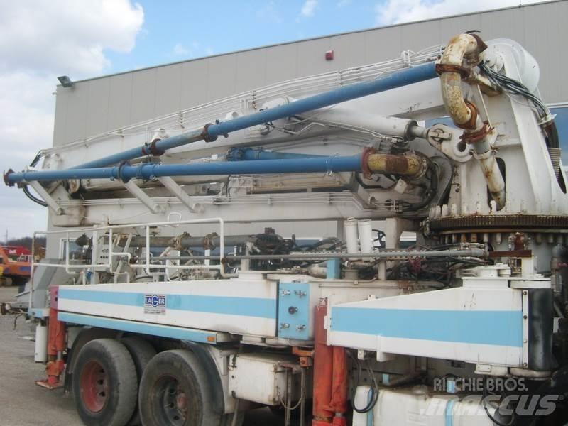 Mercedes-Benz 2422 Betonpumper