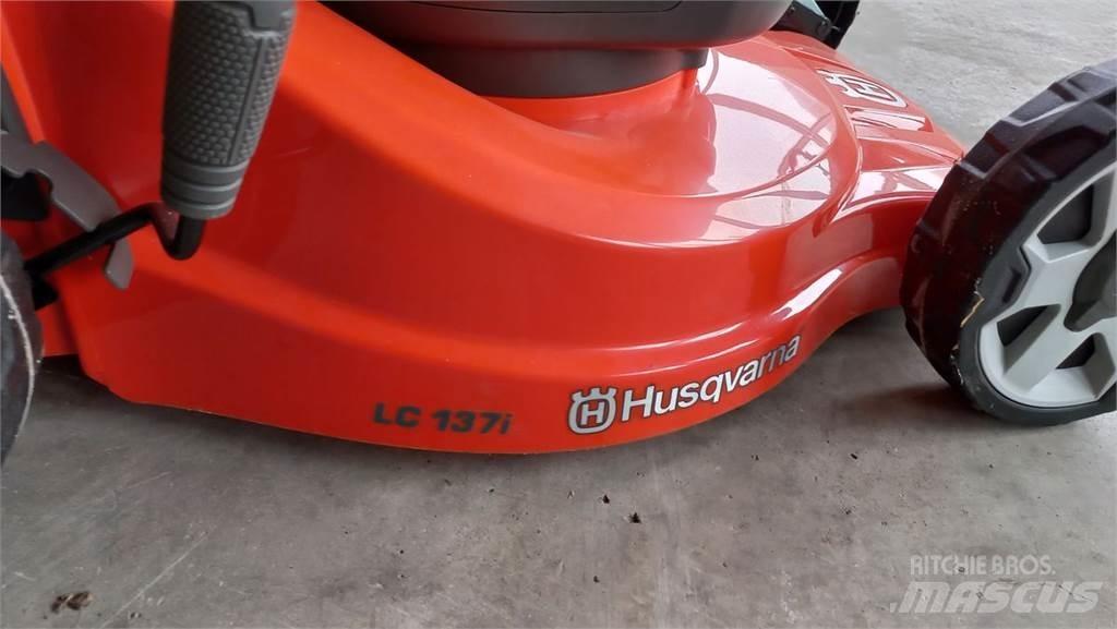 Husqvarna LC 137i Traktorklippere