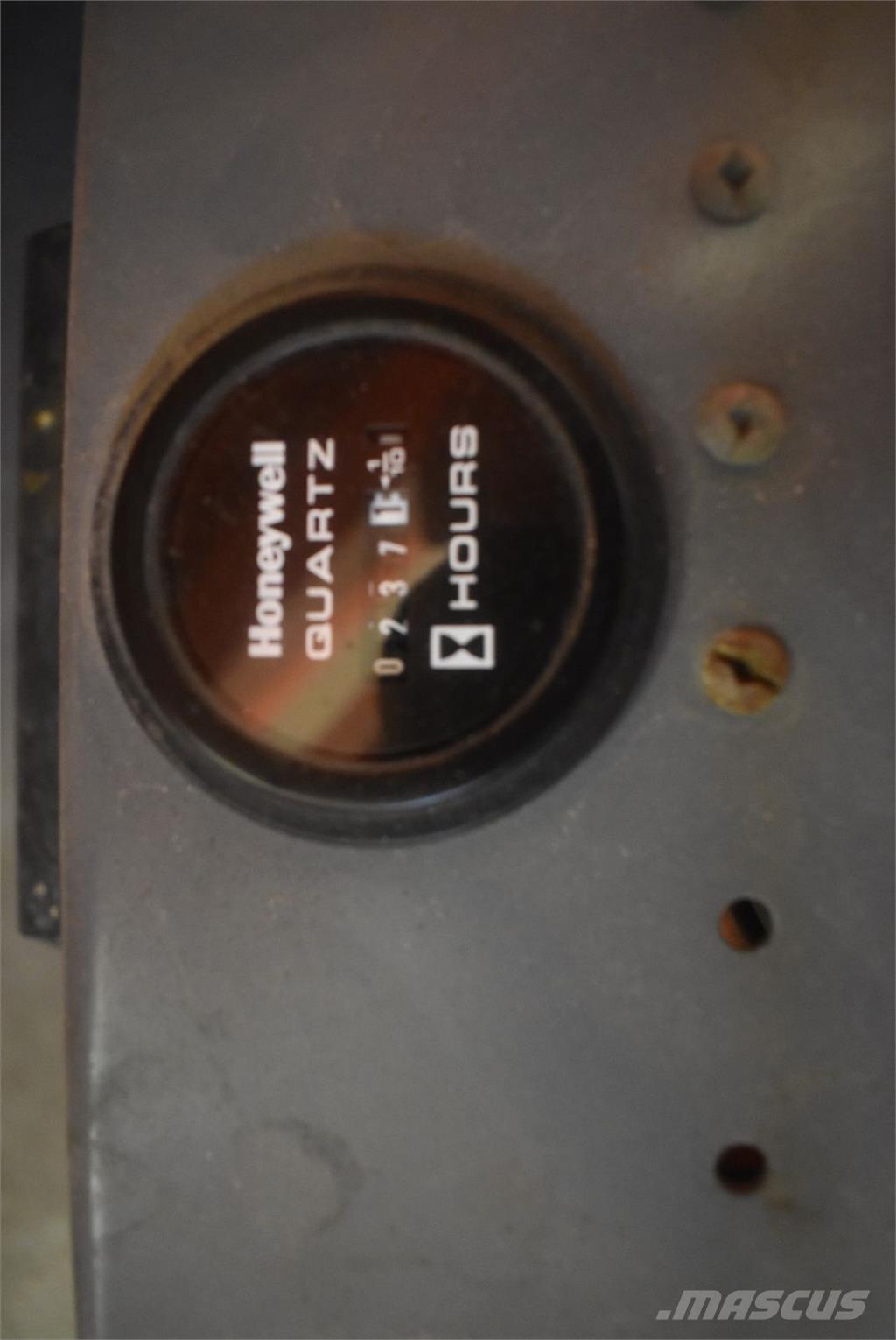 SkyJack SJ-III 3220 Bomlifte med knækarm