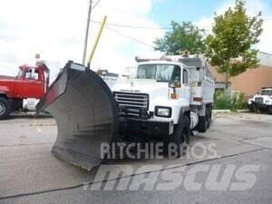 Mack RD688S Sneskovle og -plove