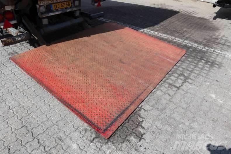 Kel-Berg 34 pl. Semi-trailer med Gardinsider
