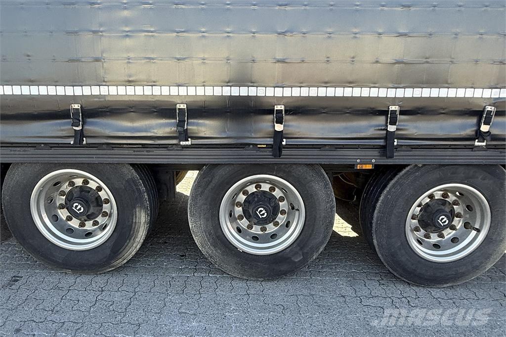 Krone 3 AKS. Semi-trailer med Gardinsider