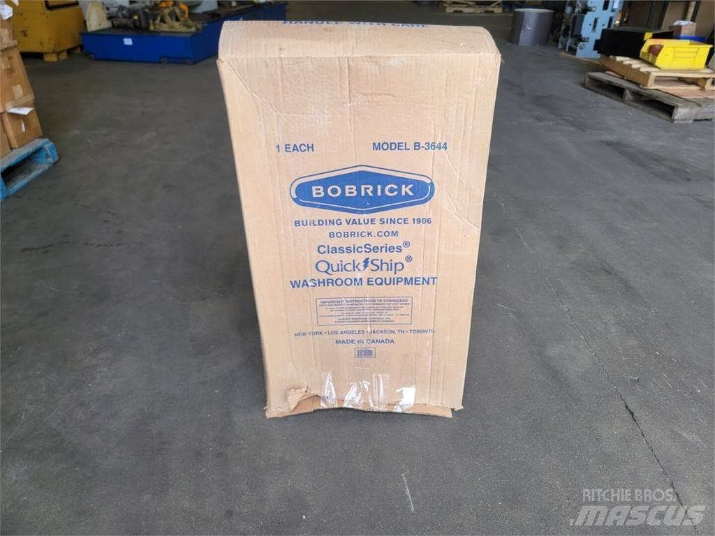  BOBRICK B-3644 Containere i pallemål