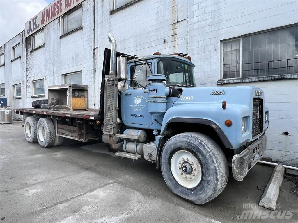 Mack RD690S Hjælpemaskiner
