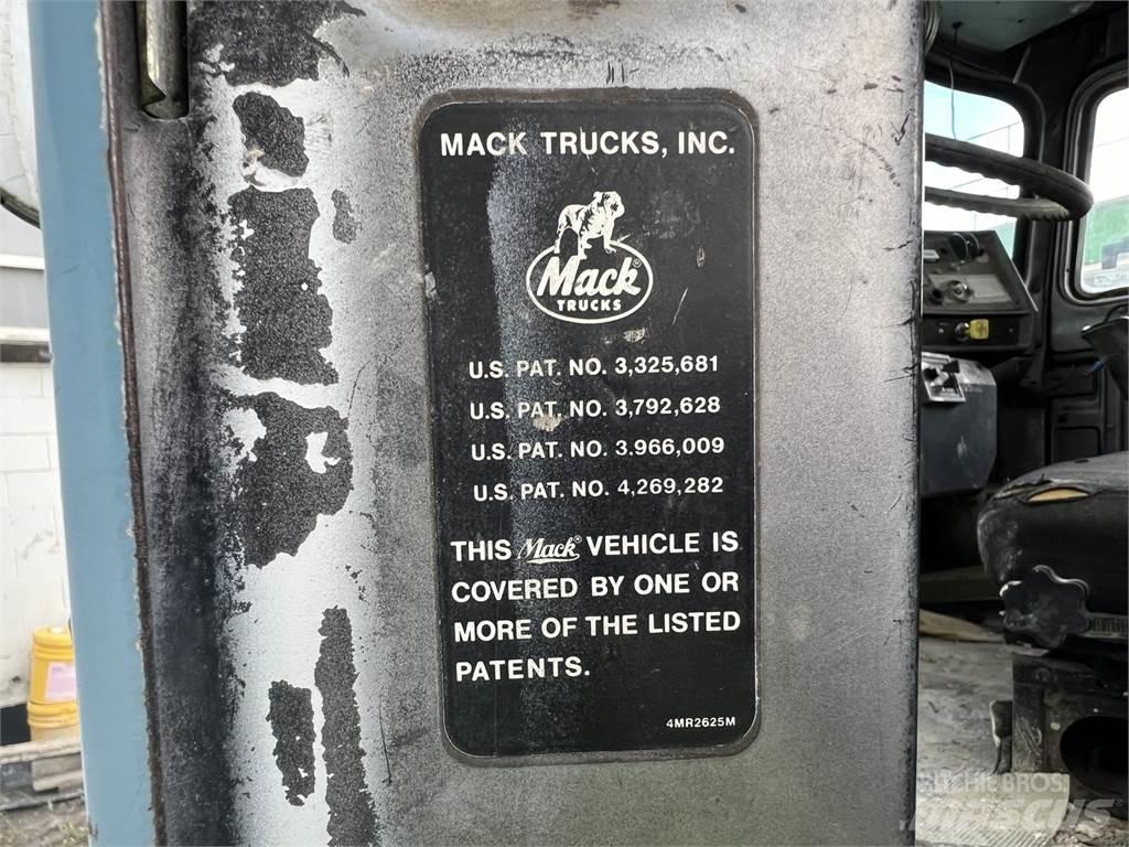 Mack RD690S Hjælpemaskiner