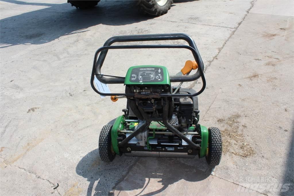 John Deere 220B Walk-behind klippere