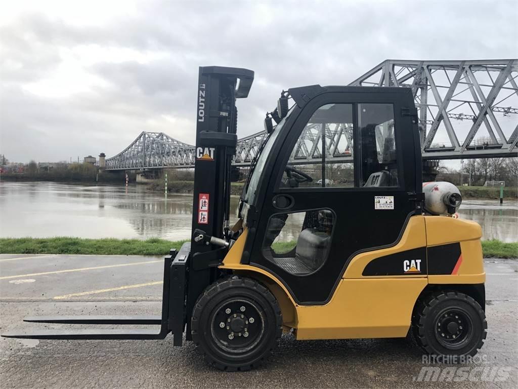 CAT GP30N Gaffeltrucks - andre