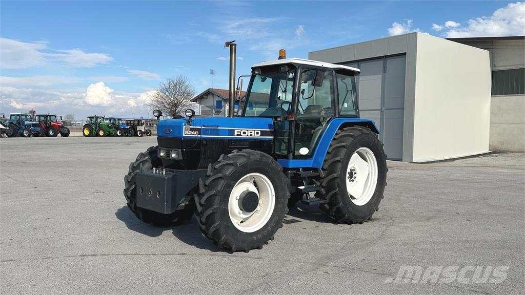 Ford 8240 4x4 Sneskovle og -plove