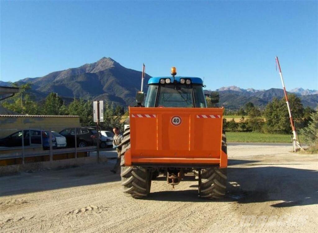 Landini LEGEND 135 Sneskovle og -plove