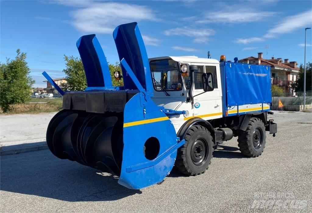 Mercedes-Benz UNIMOG Sneskovle og -plove