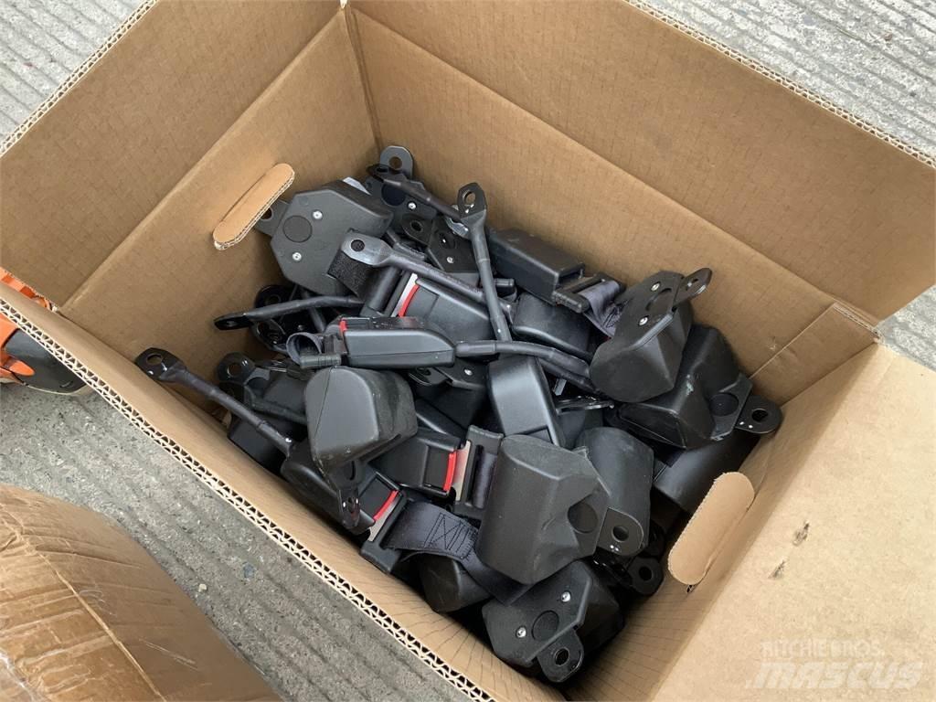  2 Boxes Of Seat Belts Landbrug - Andet 