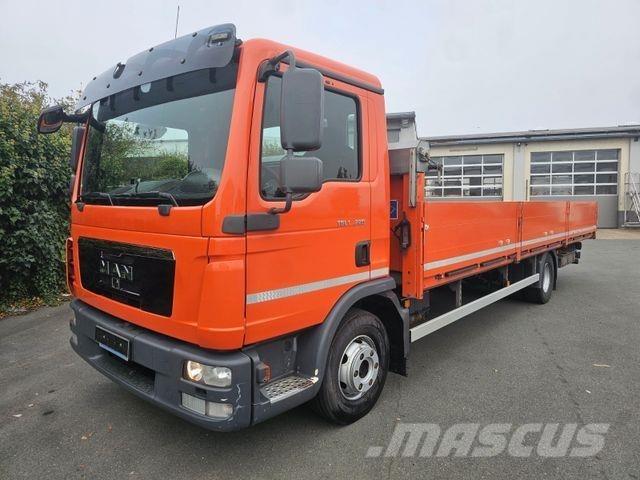 MAN 12.220 Lastbil med lad/Flatbed