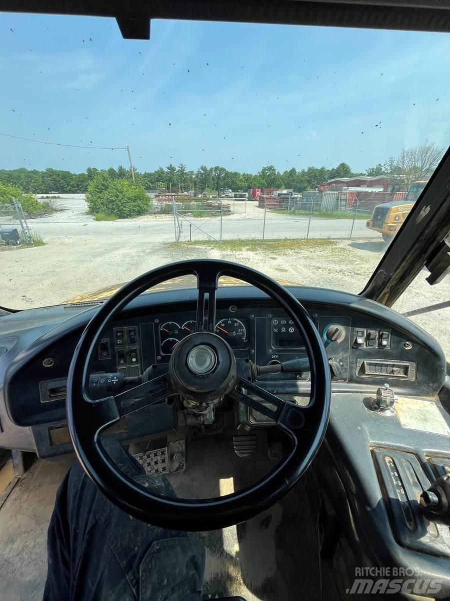 CAT 735 Terrængående lastbiler