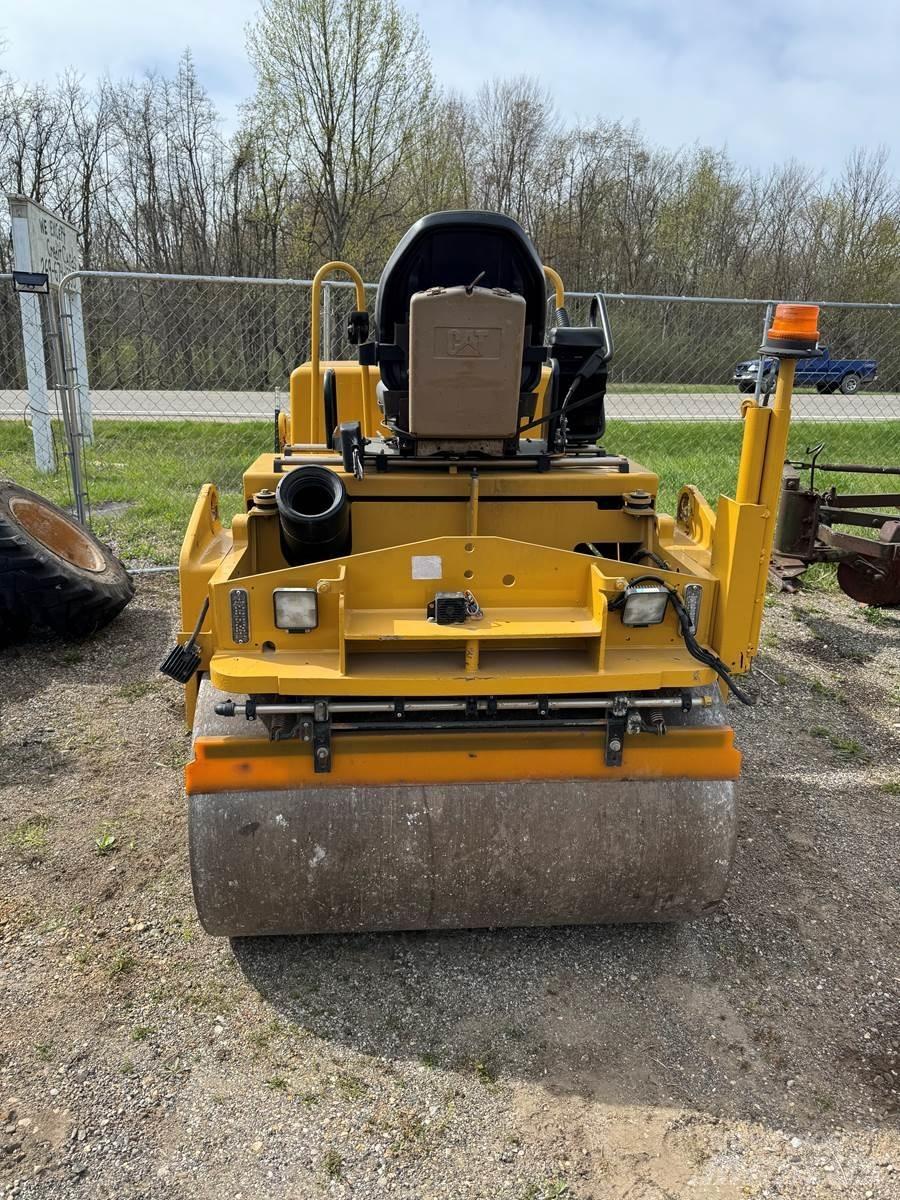 CAT CB34 Asfaltudlæggere