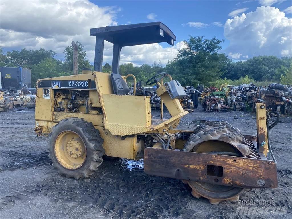 CAT CP323C Jordvibrationstromler