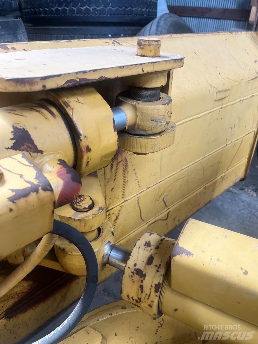 CAT D4C Bulldozer på larvebånd