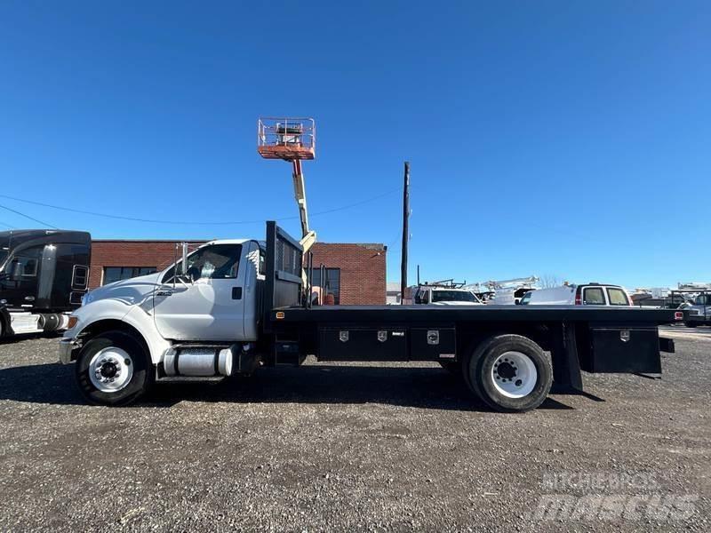 Ford F-750 Lastbil med lad/Flatbed