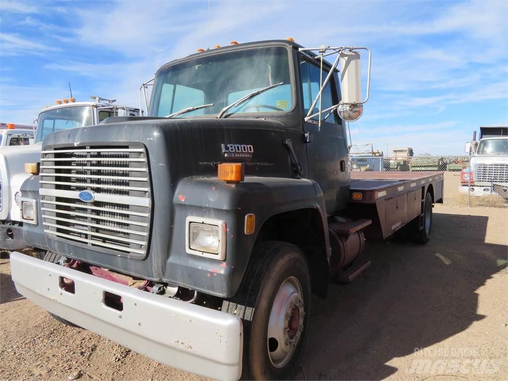 Ford L8000 Lastbiler med tip