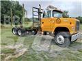 Ford L8000 Tømmertransport