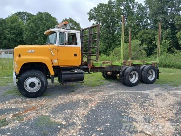 Ford L8000 Tømmertransport
