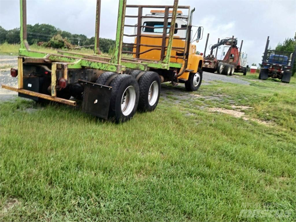 Ford L8000 Tømmertransport