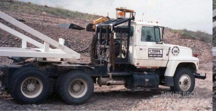 Ford LT9000 Flatbed lastbiler med spil