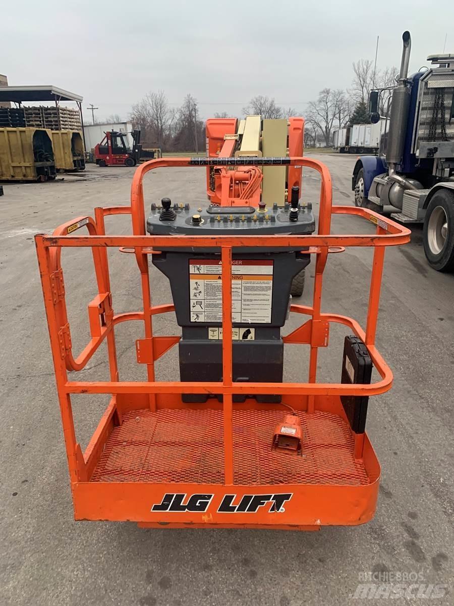 JLG E300AJ Søjlelifte