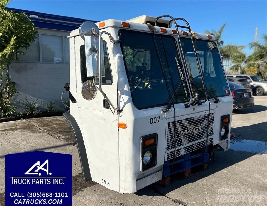 Mack LE613 Transport – Andet