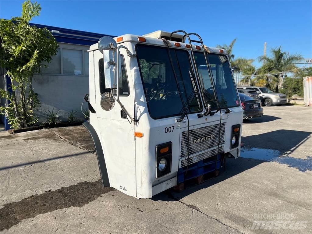 Mack LE613 Transport – Andet