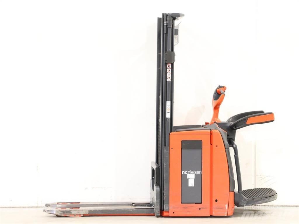 Linde D12AP/1173-01 Gaffelstabler med gående fører