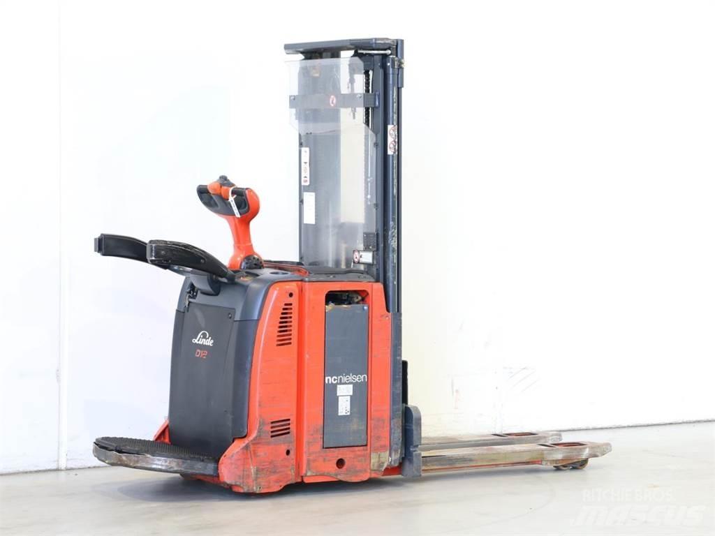 Linde D12AP/133 Gaffelstabler med gående fører